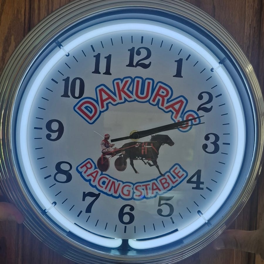 Dakuras Racing Stable · white glow